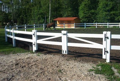 plastik czy drewno na ogrodzenie farm dla koni